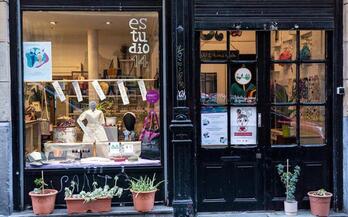 'Otsailak 11 erakusleihoak1 ekimenaren baitako erakusleihoetako bat