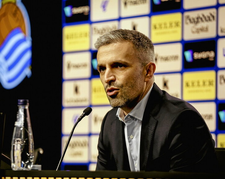 El director deportivo de la Real, Erik Bretos, durante su comparecencia.
