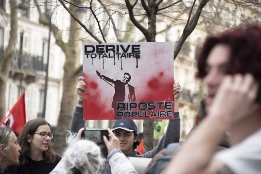 Un cartel con Elon Musk, en el que se lee «Derive totalitaire» (Deriva totalitaria), durante una manifestación en París el 22 de marzo de 2025, en el marco del día internacional contra el racismo y el fascismo.