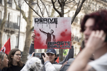 Un cartel con Elon Musk, en el que se lee «Derive totalitaire» (Deriva totalitaria), durante una manifestación en París el 22 de marzo de 2025, en el marco del día internacional contra el racismo y el fascismo.