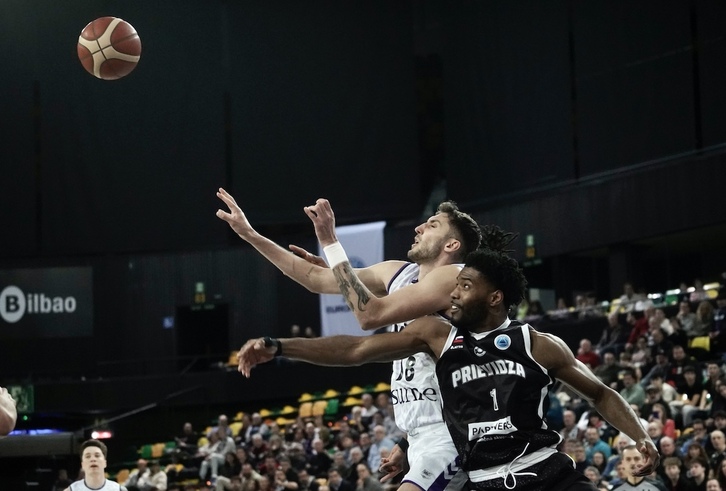 Petrasek pelea por el balón con Tolbert.