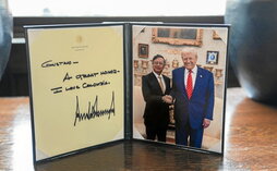 Mensaje de Trump a Petro, con la fotografía de ambos en el Despacho Oval.
