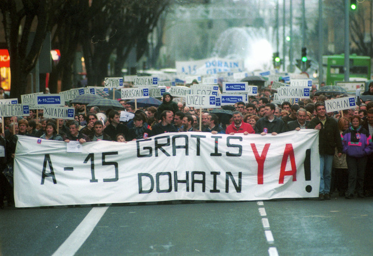 Manifestación en Iruñea en 2000 para exigir la gratuidad de la autopista. Han tenido que pasar casi 30 años para lograrla.
