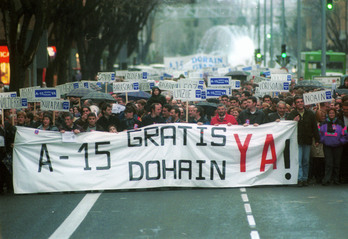Manifestación en Iruñea en 2000 para exigir la gratuidad de la autopista. Han tenido que pasar casi 30 años para lograrla.