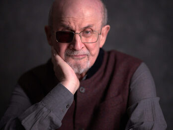 El escritor Salman Rushdie.