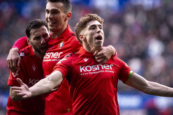 Torró abraza a Moncayola –ambos bajas para Balaídos– en el gol de Víctor Muñoz al Villarreal.