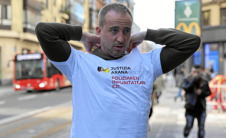 Iker Arana, durante una movilización para denunciar su caso ante el Parlamento de Gasteiz.