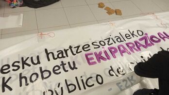 Los sindicatos ELA, LAB, CCOO y ESK han denunciado la agresión de la Ertzaintza.