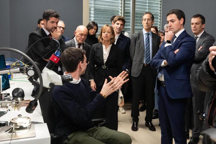 Agintariak Dorre Kuantikoaren ezaugarrien azalpenak entzuten.