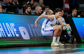 Bingen Errazti, kantxara salto egiteko prest.