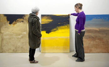 Laura Esteve margolariaren erakusketa muntatzen Ekain Arte Lanak galerian.