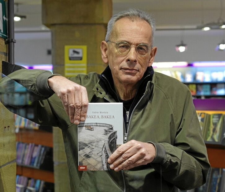 Xabier Montoia “Bakea, bakea” nobelaren ale batekin.