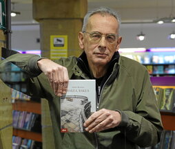 Xabier Montoia “Bakea, bakea” nobelaren ale batekin.