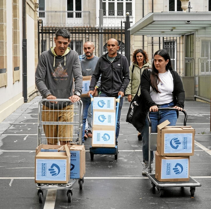 Registro de las cerca de 140.000 firmas que avalaron la ILP por un SMI propio.