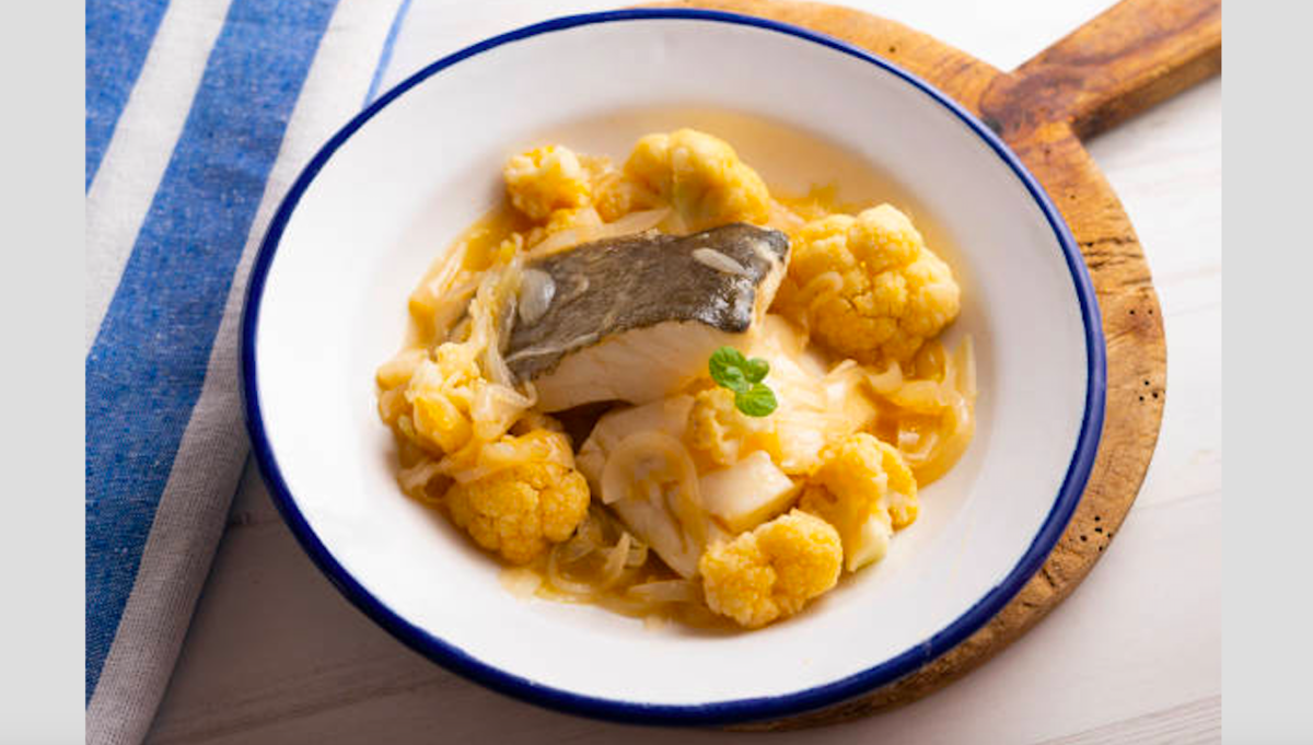 Bacalao con coliflor, patata y cebolla