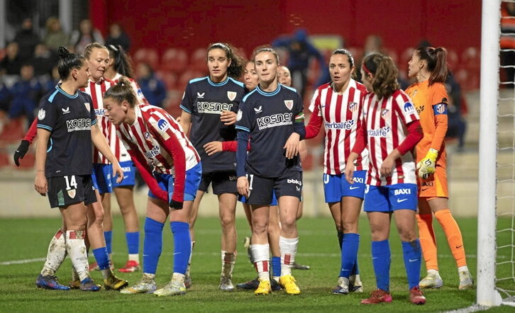 Jugadoras de los dos equipos aguardan un córner en el área colchonera.