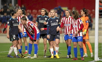 Jugadoras de los dos equipos aguardan un córner en el área colchonera.