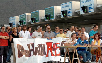 Electos de la Zona Media en una comparecencia en 2004 en el peaje de Imarkoain para pedir la gratuidad de la AP-15 .