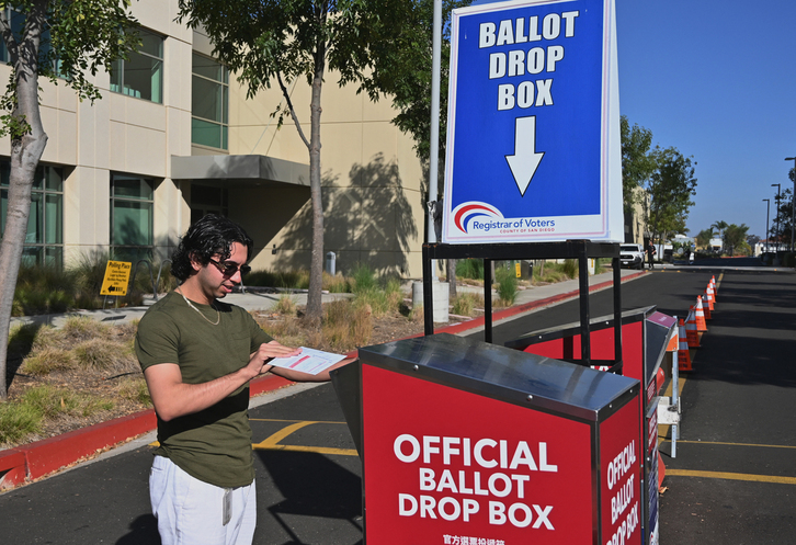 Un votante deposita su papeleta sobre la Proposición 50, el pasado noviembre, en San Diego.