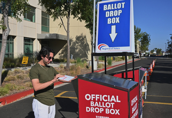 Un votante deposita su papeleta sobre la Proposición 50, el pasado noviembre, en San Diego.