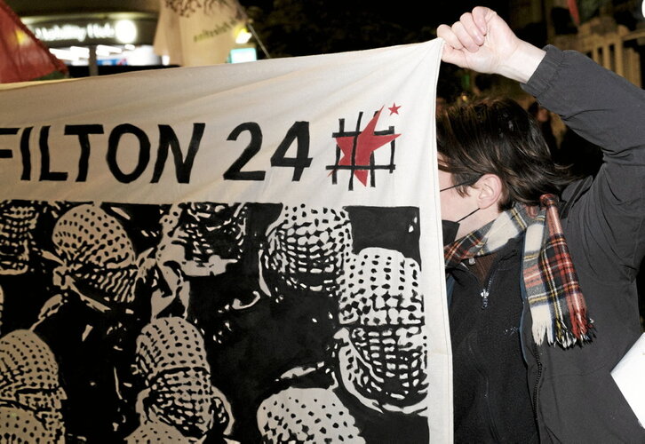 Protesta en solidaridad con Palestine Action ante laEmbajada británica en Bruselas.