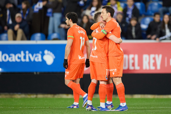 Sergio Gómez abraza a Oyarzabal, autor del 1-1 ante el Alavés.