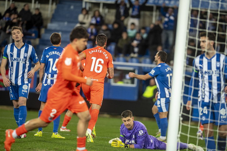 Los jugadores de la Real celebran uno de los tres goles ante unos cabizbajos babazorros. 