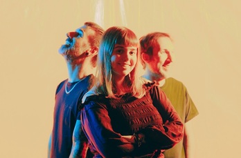 Ilargik bere banda izango du ondoan emanaldi honetan.