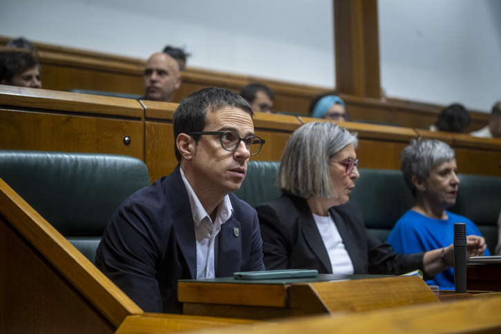 Pello Otxandiano y Nerea Kortajarena, portavoces de EH Bildu, en el Parlamento.