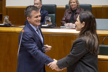 Mikel Mancisidor saluda a la presidenta del Parlamento, Bakartxo Tejeria, tras asumir su cargo.