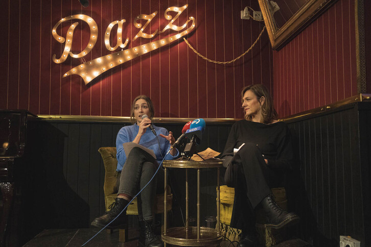 Amaiur Arbe eta Karmele Jaio Dazz tabernan egindako agerraldian.