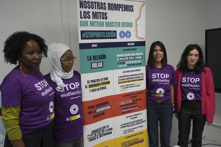 Presentación de los datos sobre mutilación genital femenina en Nafarroa con las mediadoras Farmata Ly Watt y Djamila Djalo.