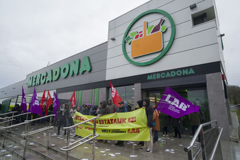 LABek elkarretaratzea egin du Mercadonaren aurrean, Hernanin.