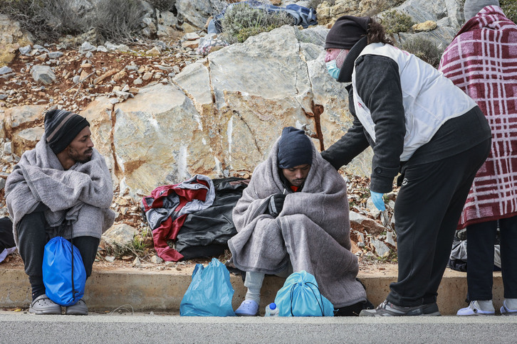 Los migrantes que sobrevivieron al naufragio de su bote de goma reciben atención médica por parte de miembros de una ONG en Thermi, en la isla griega de Lesbos, el 7 de febrero de 2023.