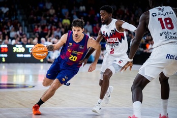 Nico Laprovittola ante Simmons, uno de los referentes de un Barça en un momento bajo.