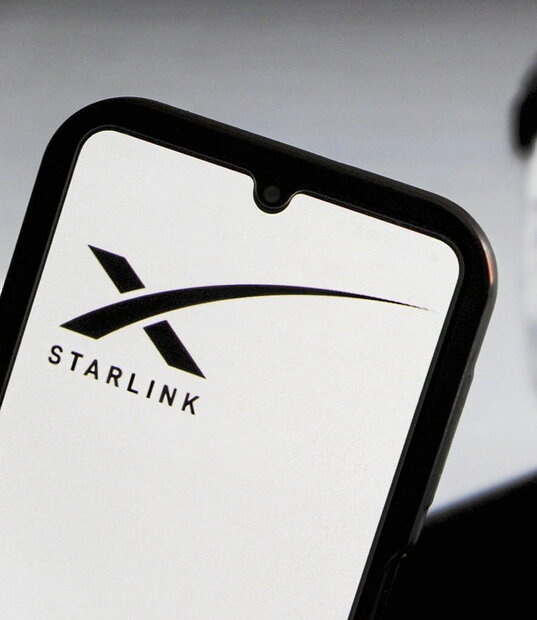 Ezkerrean, Starlink enpresaren logotipoa smartphone batean. Goian, lur arraro ezberdinen oxidoak: praseodimioa, zerioa, lantanoa, neodimioa, samarioa eta gadolinioa.