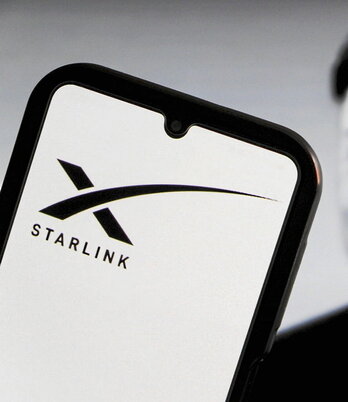 Ezkerrean, Starlink enpresaren logotipoa smartphone batean. Goian, lur arraro ezberdinen oxidoak: praseodimioa, zerioa, lantanoa, neodimioa, samarioa eta gadolinioa.