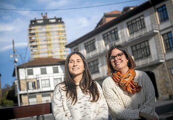 Ondoko irudian, Amets Iturbe zinegotzia eta Naroa Azurmendi. Beste orrialdean, Galdakaoko herritarrak kalean.