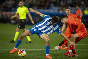 Aitor Mañana t Jon Martín, presente y futuro, durante el derbi de cuartos de Copa entre Alavés y Real.