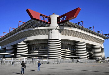 El estadio de San Siro, con sus doce icónicas torres a la vista, es el escenario elegido para celebrar la ceremonia de inauguración que pone hoy en marcha los Juegos Olímpicos de Invierno de Milán-Cortina 2026.