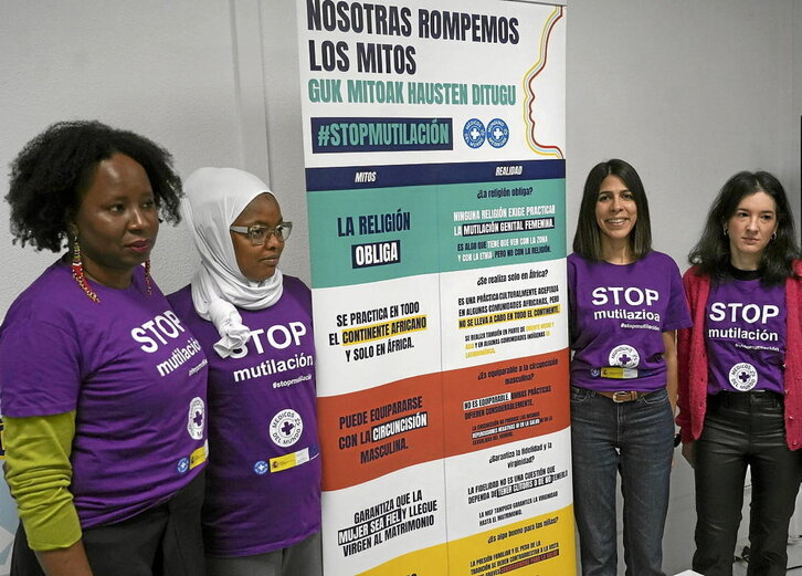 Integrantes de Médicos del Mundo posan junto a un panel informativo.