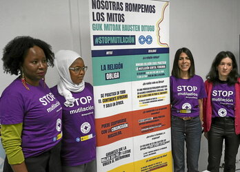 Integrantes de Médicos del Mundo posan junto a un panel informativo.