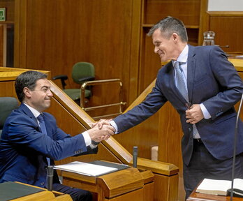 El Ararteko saluda al lehendakari tras tomar posesión de su cargo.
