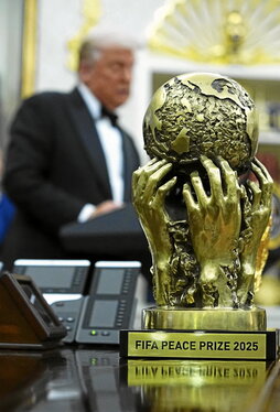 El primer Premio de la Paz de la FIFA fue entregado al presidente de los Estados Unidos, Donald Trump -al fondo-, durante el sorteo del Mundial 2026 celebrado en diciembre.