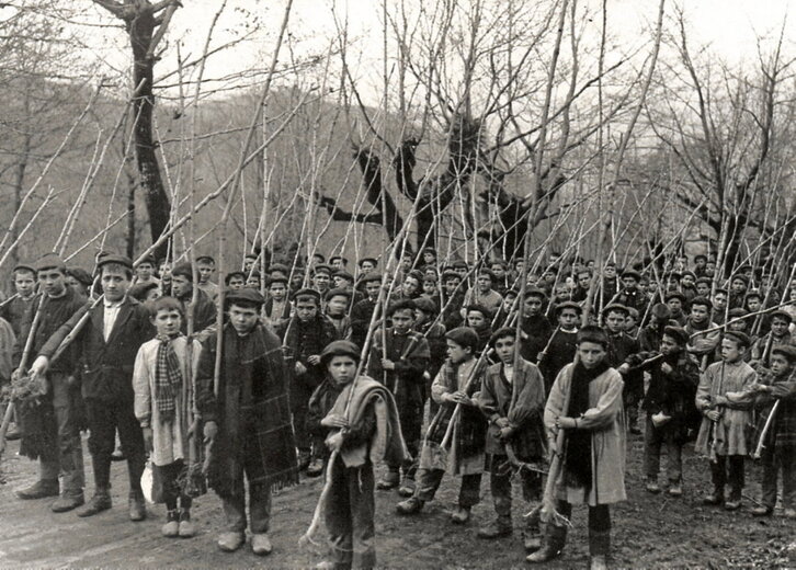1915. urtean Zeanurin, Bizkaian, izandako Zuhaitz Egunean jasotako argazkia da goian ageri dena.