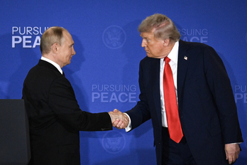 El presidente de EEUU, Donald Trump, recibe a su homólogo ruso, Vladimir Putin, en Alaska, durante la cumbre para lograr un acuerdo sobre Ucrania. 