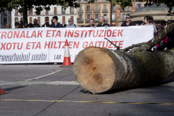 Acción de concienciación contra los accidentes en el sector forestal, en Iruñea.