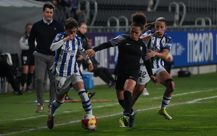 Lucía Pardo intenta avanzar ante la oposición de Barclais.