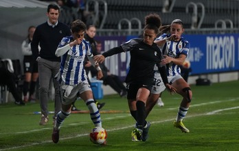 Lucía Pardo intenta avanzar ante la oposición de Barclais en el partido de Copa entre Real y Badalona en Zubieta.