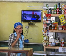 Una mujer escucha el discurso de Díaz-Canel.